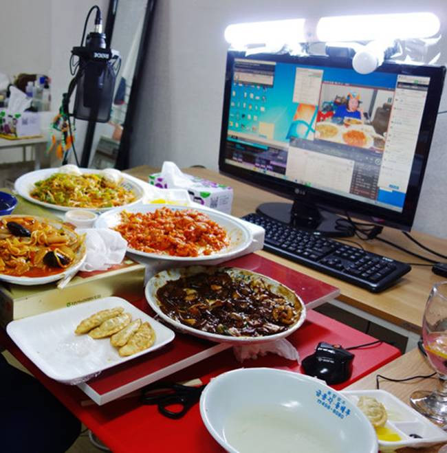 Trong bài viết năm 2015 được đăng tải, cô thu về 200 USD (~4,65 triệu đồng) chỉ trong nửa giờ đầu tiên trong 3 giờ phát livestream Mukbang.