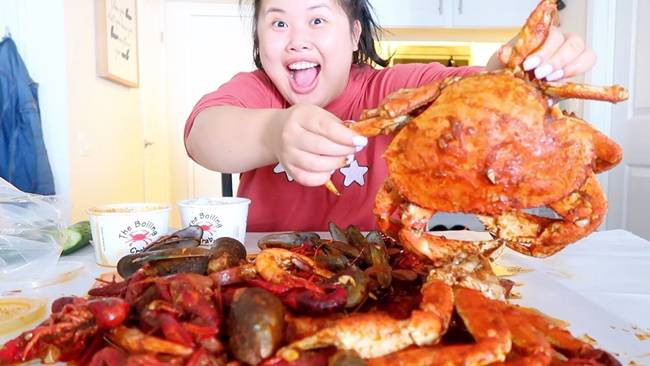 Theo số liệu được đưa ra hồi năm 2015, những ngôi sao Mukbang có thể kiếm được 10.000 USD/tháng (~232 triệu đồng), chưa kể tiền tài trợ từ các nhãn hàng.