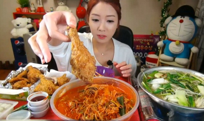 Trong khi xem, khán giả có thể yêu cầu người ăn nhảy múa hoặc ăn một lượng thức ăn nhất định, khán giả sẽ tặng các quả bóng bay ảo nhỏ.