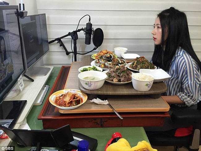 Cô gái có biệt danh Fitness Fairy - một người nổi tiếng trong trào lưu Mukbang từng kiếm được 4.000 USD/tuần (~93 triệu đồng).