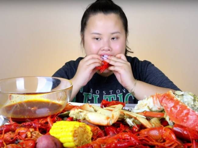Không phải phát trực tiếp nhưng cô Kim Thai người Hàn Quốc lại lập kênh YouTube đăng tải các clip thưởng thức đồ ăn của cô. Hiện, kênh YouTube của Kim Thai có 200.000 người đăng ký theo dõi. Tháng 4/2019, có thông tin cho biết, cô gái kiếm được số tiền quảng cáo hay tài trợ của các thương hiệu. Chỉ trong 8 tháng, Kim kiếm được 100.000 USD (~2,3 tỷ đồng).