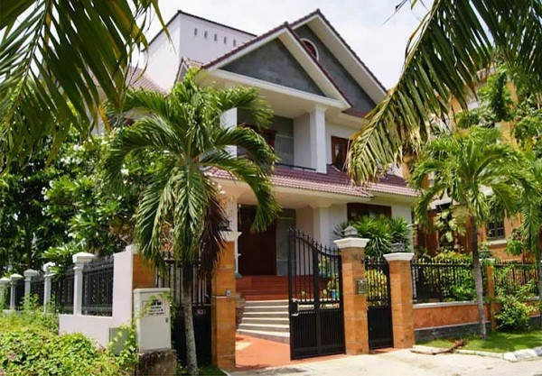 Cây cau: Ông bà xưa có câu: “Chuối sau, cau trước”, vì cau thuộc thân gỗ là Mộc, Mộc sinh Hỏa sẽ khởi sự cho đường công danh tốt đẹp. Ngoài ra, hình dáng của cau thẳng đứng, luôn vươn dài lên trên, thanh mảnh nên không ngăn nắng sớm cũng như luồng ánh sáng cần thiết vào ngôi nhà, cây cau cũng ít rụng lá nên không làm mất tính thẩm mỹ của không gian.