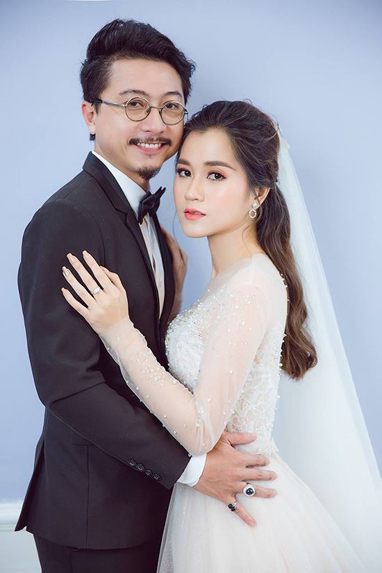 Trước đó nữ diễn viên từng thừa nhận, Hứa Minh Đạt là thần tượng từ thuở 15 - 16 tuổi của mình, nhưng mãi đến 4 năm sau mới có dịp tiếp xúc trong trường Sân khấu Điện ảnh. Nói về ông xã, chủ nhân giải Mai Vàng 2018 cho biết anh là người ít nói, tuy không thể hiện quá nhiều nhưng luôn hỗ trợ vợ trong việc chăm sóc con cái để vợ chuyên tâm diễn.