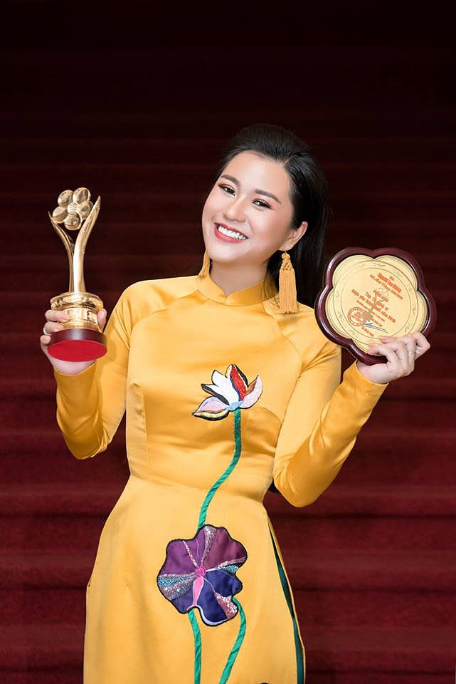 Lâm Vỹ Dạ chính là chủ nhân của giải Mai Vàng năm nay sau khi vượt mặt các tên tuổi đình đám của làng hài như Hoài Linh, Trấn Thành để giành danh hiệu "Diễn viên hài được yêu thích nhất" và "Top 10 nghệ sĩ được yêu thích nhất năm 2018". Cô gây ấn tượng mạnh với các game show được yêu thích trong năm qua, được nhận xét có lối diễn hài tự nhiên và cái duyên rất riêng, Lâm Vỹ Dạ ngày một “đứng vững” trong làng hài phía Nam. Tuy nhiên ít ai biết rằng để có được dấu mốc quan trọng trong sự nghiệp này, sự hậu thuẫn từ gia đình nhỏ của nữ diễn viên là điều không phải nghệ sĩ nào cũng có được. Kết duyên với Hứa Minh Đạt, một nghệ sĩ từng là đồng nghiệp đứng chung sân khấu, sau hơn 8 năm chung sống, hiện tại cặp đôi đã có hai con trai kháu khỉnh.