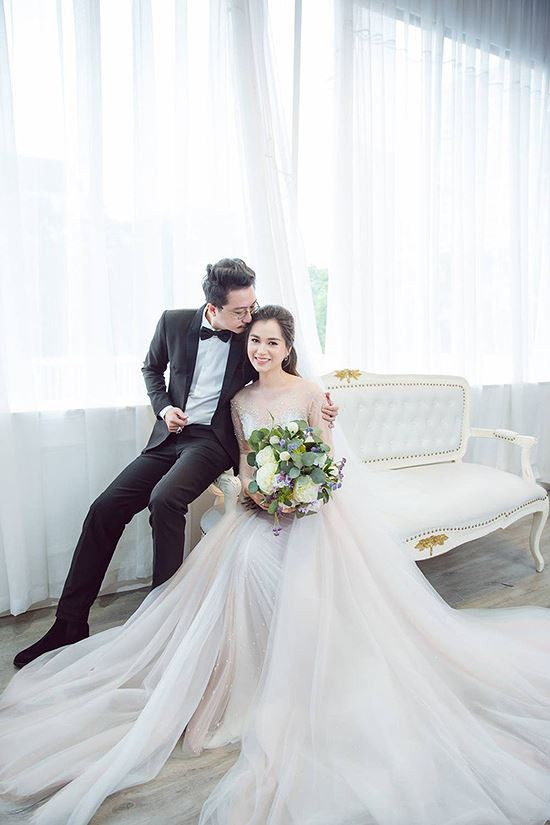 Những lúc khó khăn nhất, ông xã Hứa Minh Đạt luôn là người kề cạnh cô, thời điểm từ khi quen nhau đến kết hôn, cặp đôi tự gầy dựng với “hai bàn tay trắng”. Cũng chính vì vậy bạn bè đồng nghiệp luôn dành cho họ sự ngưỡng mộ đối với một gia đình nghệ sĩ có cuộc sống hạnh phúc đến thế. Phát biểu tại lễ trao giải, nữ diễn viên không khỏi xúc động chia sẻ: "Ông xã đã tạo nên thành công của tôi ngày hôm nay" khiến nhiều khán giả không khỏi tò mò về danh tính người người chồng cũng như cuộc sống gia đình của cô.