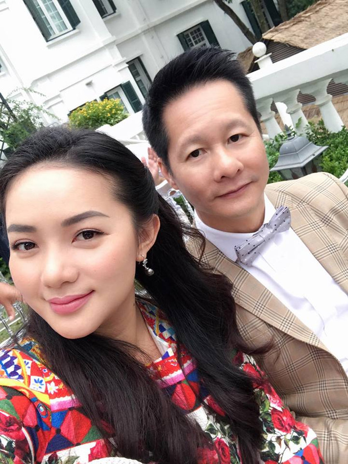 Phan Như Thảo là một diễn viên thực lực kiêm người mẫu nổi tiếng. Cô từng khiến dân tình chao đảo bởi vẻ ngoài xinh đẹp, quyến rũ. Tuy nhiên, giữa lúc sự nghiệp đang lên “như diều gặp gió” thì Phan Như Thảo lại có quyết định đột ngột… Cô bất ngờ kết hôn cùng đại gia lớn tuổi, từng có 3 đời vợ. Cuộc tình của chân dài và đại gia này từng tốn không ít giấy mực của báo giới. Người ta cho rằng Phan Như Thảo dại dột nên mới về làm… “vợ lẽ” của đại gia, làm mẹ kế của con chồng. Thế nhưng, sau 2 năm cưới chồng, Phan Như Thảo khiến những người từng chê bai, lên án mình phải “câm nín”. Bởi, chồng cô – đại gia Đức An không chỉ yêu thương, chiều chuộng cô hết mực mà còn không ngại chi vài chục tỷ ra mua nhà tặng vợ. Bên cạnh đó, người chồng đại gia cũng chẳng ngại xuống bếp nấu ăn, chỉ cần Phan Như Thảo vui là được.