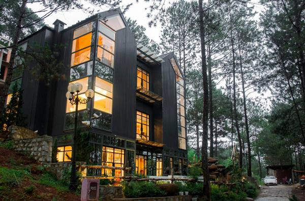 Ngoài căn biệt thự có giá trị 100 tỷ ở sườn đồi Đà Lạt, Phan Như Thảo còn sở hữu 2 căn biệt thự khác ngay tại TP. HCM. Hai căn biệt thự này nằm đối diện nhau, mỗi căn có giá trị 44 tỷ đồng. Tất cả 3 căn nhà xa hoa này đều do đại gia Đức An mua tặng vợ 4 và con gái nhỏ Bồ Câu. Căn biệt thự được Phan Như Thảo gọi bằng cái tên thân thương "chuồng Bồ Câu" (Bồ Câu là tên gọi ở nhà của con gái cô). Được biết, tổng trị giá của căn thiệt thự khoảng 25 tỷ đồng, thiết kế và trang trí theo đúng sở thích của 2 vợ chồng.