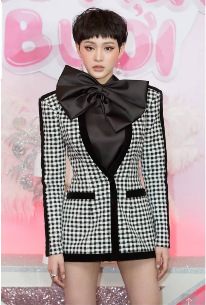 Hiền Hồ mặc vest mang hơi hướng cổ điển với chiếc nơ phá cách biểu diễn trong một sự kiện ở Hà Nội tối 7/7.