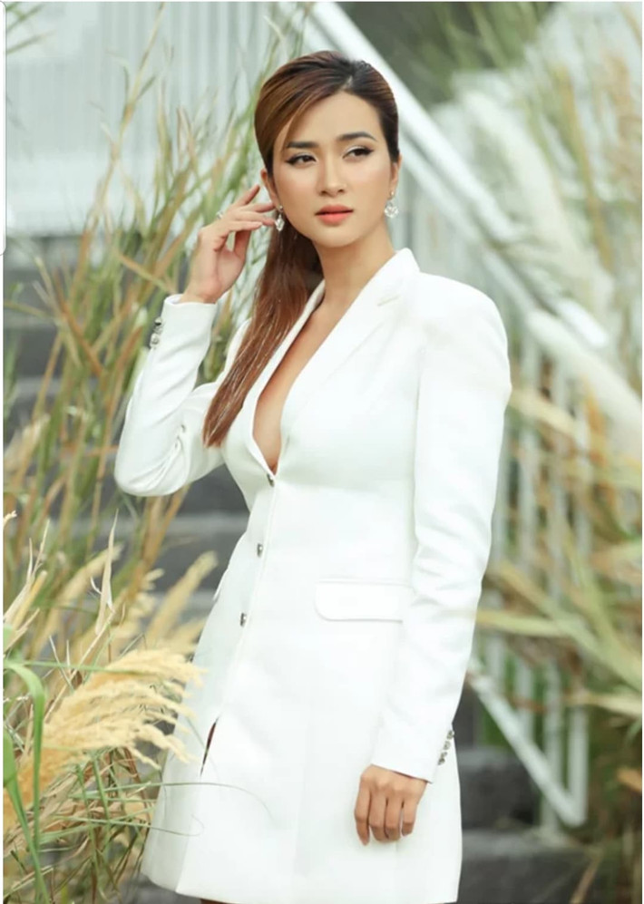 Diễn viên Kim Tuyến diện blazer dress với style không nội y trong một sự kiện thời trang ở TP.HCM.