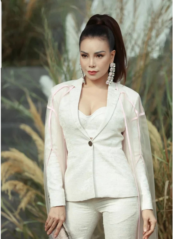 Trà Ngọc Hằng diện suit với tay áo voan cách điệu.