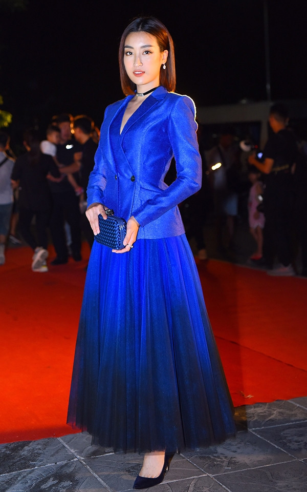 Hoa hậu Đỗ Mỹ Linh cũng mặc áo vest phối cùng váy midi trong đêm chung khảo phía Bắc Miss World Vietnam.