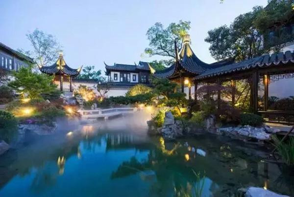 Khu nhà lộng lẫy này nằm tại vị trí trung tâm, giao thoa giữa hồ Kim Kê và hồ Độc Thự.