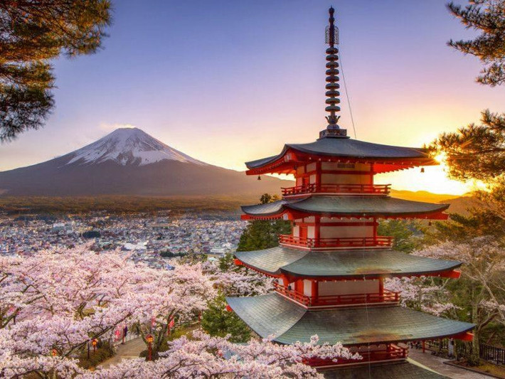 Chùa Chureito nằm ở thành phố Fujiyoshida, thuộc tỉnh Yamanashi, khá gần với hồ Kawaguchi và Yamanakako. Với tầm nhìn bao quát hết đỉnh Phú Sĩ, đây là điểm thường xuyên được nhiều du khách lựa chọn khi ghé thăm đất nước xứ phù tang. Mùa đẹp nhất để ghé thăm nơi đây thường là mùa xuân, khi những bông hoa anh đào đua nở. Ảnh: Japan Rail Pass, Melanieg Travel Photography.
