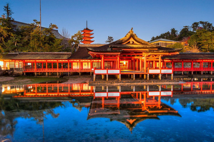 Nằm trên đảo Miyajima thuộc tỉnh Hiroshima, đền Itsukushima, hay còn gọi là thần xã Itsukushima, là công trình thần đạo quan trọng của du lịch Nhật Bản. Đền Itsukushima là đền thần được xây trên biển, cảnh sắc ở đây cũng khác nhau tùy theo sự lên xuống của thủy triều. Ảnh: justonecookbook, japanguide