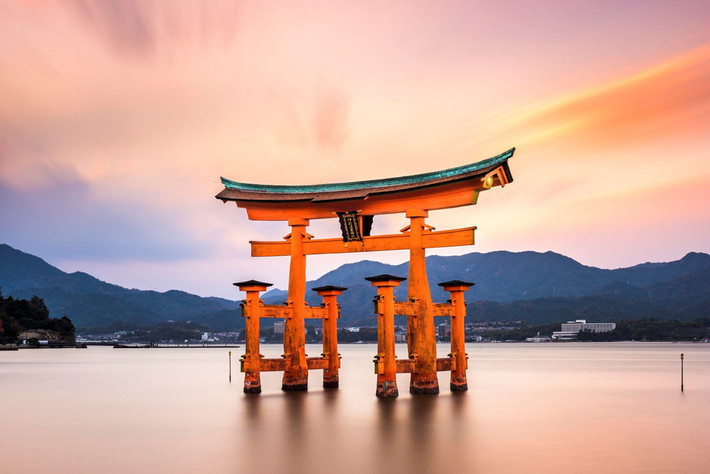 Một trong những điểm hấp dẫn nhất của ngôi đền là chiếc cổng O-Torii đứng sừng sững trên mặt biển hướng thẳng tới đền và cũng chính là biểu tượng của đảo Miyajima. Nếu có dịp đến đây, bạn đừng bỏ qua cơ hội đón ánh bình minh ở cổng đền tuyệt đẹp này. Ảnh: travel.gaijinpot, gmb.kuriboh