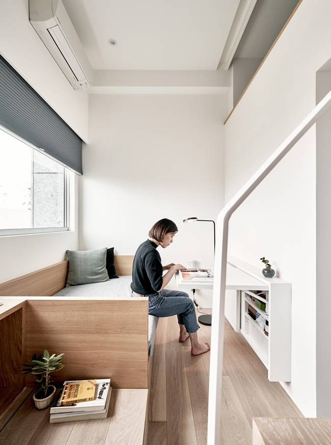 Chủ sở hữu căn hộ thường đi công tác và thỉnh thoảng sống ở nước ngoài. Khi ở Đài Bắc, cô thích không gian nhỏ hơn là không gian rộng. Kiến trúc sư Szumin Wang làm việc tại A Litte Design - người đứng đầu dự án nói: "Mặc dù chủ sở hữu không cần một căn hộ lớn nhưng trước khi được thiết kế lại, căn hộ 17,6m2 quá nhỏ cho không gian sống, lưu trữ đồ và đặt giường cỡ Queen (1,6mx2m)".