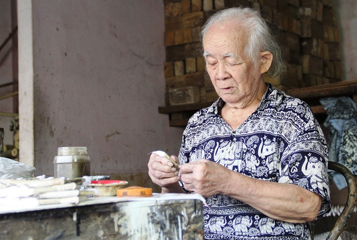 Theo ông Châu, từ năm 1987 cơ duyên đến và ông bắt tay vào làm tôm tre với những con tôm đầu tiên như tôm càng, tôm sú. Thế rồi, sau nhiều đêm trằn trọc, ông dần mày mò, cho ra đời những con tôm hùm bằng tre có kích thước lớn hơn và đặc biệt sơn phết màu sắc y như tôm thật, đáp ứng nhu cầu của khách hàng.