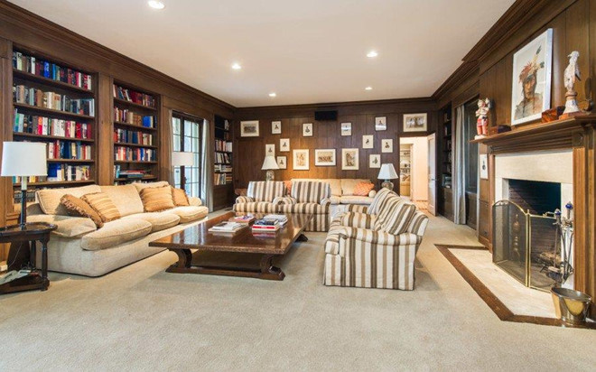 Không gian thư viện ấm cúng, kín đáo, yên tĩnh với những bức tường ốp gỗ, bộ sofa cỡ lớn và kệ sách âm tường khổng lồ.
