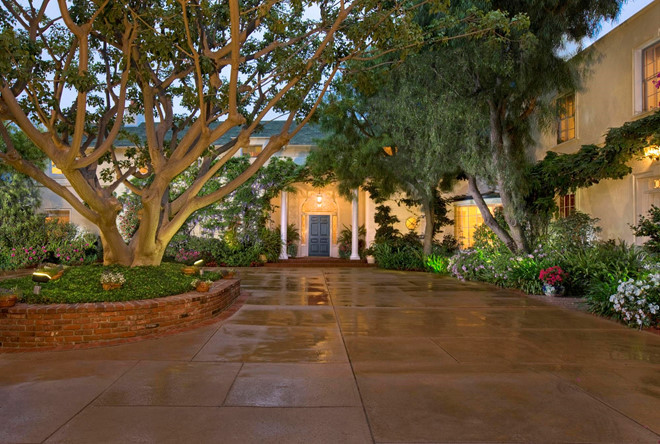 Đây là ngôi nhà thứ 2 của nữ ca sĩ ở khu phố Beverly Hills. Trước đó, cô sở hữu một căn biệt thự khác trong khu này có giá 3,55 triệu USD. Được xây vào năm 1934, biệt thự rộng hơn 1.020 m2 với 7 phòng ngủ, 10 phòng tắm, và 2 căn hộ để tiếp đón khách.