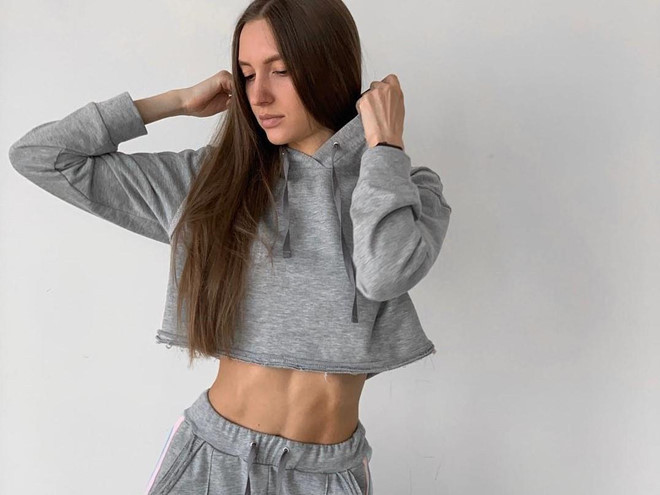 Ekaterina Kostyunina (24 tuổi) được mệnh danh là "Nữ trọng tài nóng bỏng nhất nước Nga". 9X từng theo học một khóa phân tích chiến thuật bóng đá để trở thành trọng tài của môn thể thao vua. Cô "gây sốt" trên mạng xã hội nhờ những bức hình khoe thân hình bốc lửa với số đo 3 vòng gợi cảm.