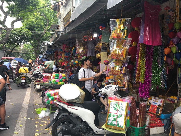 Rằm tháng 7 (còn gọi là Tết Vu lan) hằng năm luôn là dịp mà các mặt hàng vàng mã được mua bán tấp nập nhất. Với quan niệm "trần sao âm vậy", không ít người rất cầu kỳ trong việc mua sắm đồ lễ cho "người âm". Tuy nhiên, theo khảo sát của PV, tình hình năm nay hoàn toàn khác. Tại phố Hàng Mã, Hà Nội, nơi tập trung nhiều cửa hàng kinh doanh đồ cúng lễ, không khí khá trầm lắng, dù chỉ còn 2 ngày nữa là đến ngày rằm.