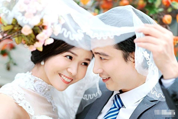 Thế rồi sau 5 năm tìm hiểu, hai người lên xe hoa thành vợ chồng vào năm 2015. Khi ấy, Hương đang nổi lên với vai diễn "tiểu tam Hằng" trong Hôn nhân trong ngõ hẹp. Lúc mới biết tin, đồng nghiệp ngỡ ngàng vì hai người có tính cách hoàn toàn trái ngược.
