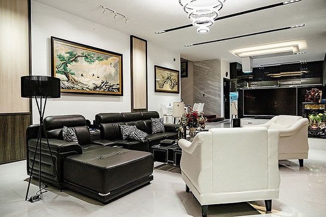 Đen và trắng chính là tông màu chủ đạo của phòng khách nhà Quốc Trường.