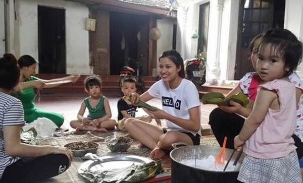 Vốn sinh ra trong hoàn cảnh gia đình khó khăn, phải phụ việc giúp đỡ bố mẹ từ nhỏ nên không việc gì là Nguyễn Thị Thành không biết làm.