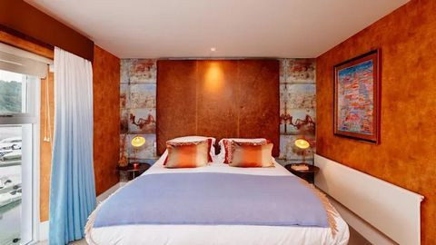Thiết kế chiếu sáng Sử dụng các loại đèn, đèn mờ và nến để tạo ra bầu không khí và vẻ đẹp, thiết lập tông màu gần gũi cho không gian phòng ngủ thêm lãng mạn. Phòng ngủ sẽ trở nên ấm cúng khiến bạn thậm chí sẽ không nhận ra mình đang ở trong một căn phòng eo hẹp về mặt diện tích.