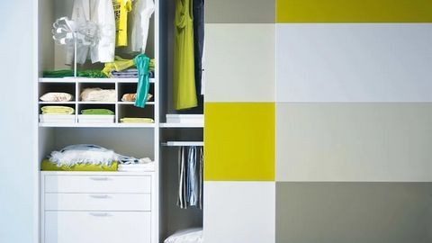 Một tủ quần áo tiện lợi Một thiết kế khá đơn giản nhưng gây được hiệu quả thẩm mỹ tuyệt vời nhờ cách kết hợp các tông màu tươi vui một cách hợp lí. Đồng thời, tủ quần áo cũng rất tiện lợi với cánh cửa được thiết kế như một bức tường trang trí, giúp bạn dễ dàng sắp đồ và tìm đồ nhanh chóng.
