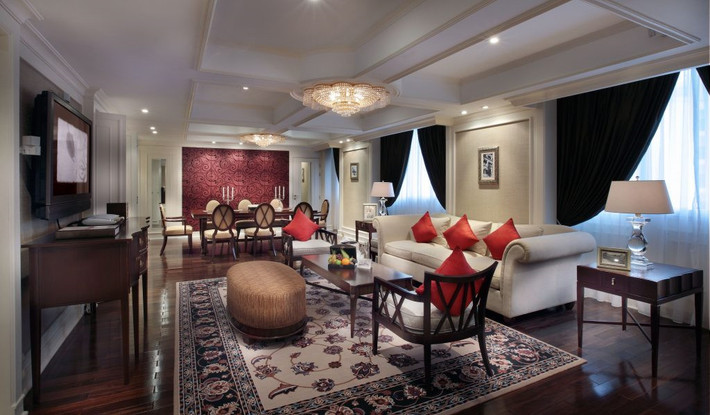 Bên cạnh đó, Grand Prestige Suite còn có sảnh chờ tiện nghi, khu vực văn phòng cũng như phòng spa riêng biệt và phòng ăn cho 8 người. Khách thuê phòng được hưởng dịch vụ Majordome 24 giờ cũng như toàn bộ quyền lợi trong Club Metropole bao gồm ăn sáng, WiFi trong phòng, khu vực công cộng, cocktail buổi tối, không gian hội họp, trà và cà phê.