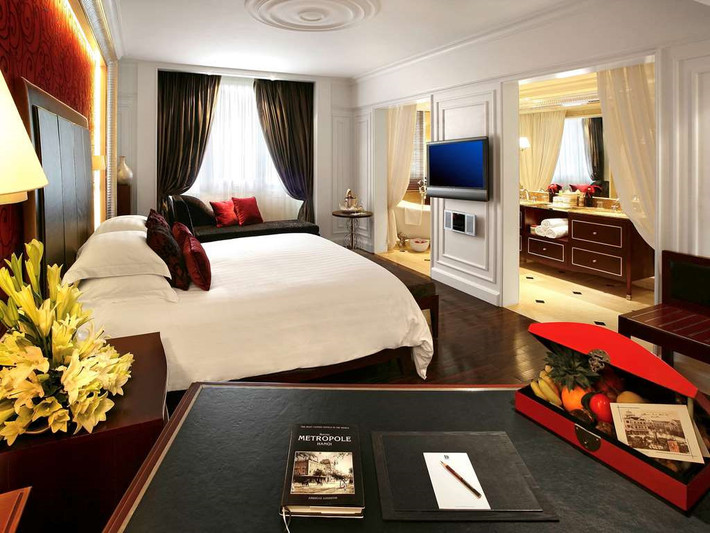 Mức giá phòng tổng thống của Sofitel Metropole là 4.538 USD/đêm. Phòng ngủ chính có thể thông sang phòng Grand Premium tùy theo yêu cầu với phụ phí riêng.