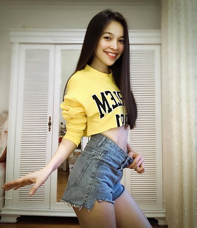 Vào trang cá nhân của nữ ca sĩ không khó để thấy những hình ảnh gợi cảm, nóng bỏng khoe khéo thân hình thanh mảnh, săn chắc cùng gương mặt thanh tú không tì vết. Hiếm có bà mẹ nào ở lứa tuổi này còn “gây nhiều thương nhớ” như Hiền Thục.