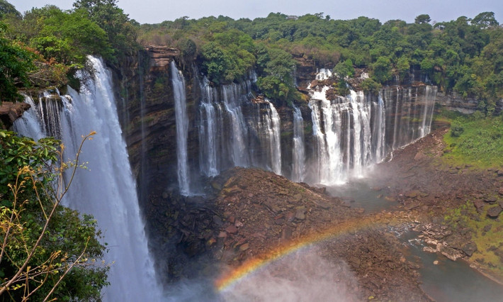 Thác Kalandula, Angola Thác Kalandula là một trong những thác nước lớn nhất của châu Phi, tự hào với chiều rộng ấn tượng 410 m và cao 105m. Thác nước đổ xuống dữ dội, tạo thành sương mù bao quanh. Line Nyhagen
