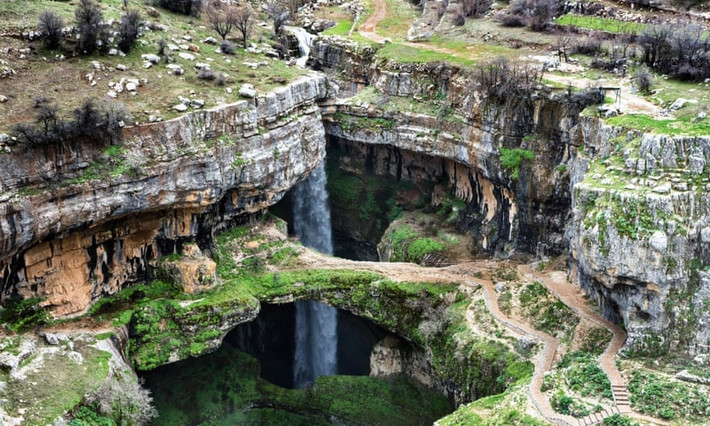 Thác nước ở hẻm núi Baatara, Lebanon Kỳ quan thời nguyên thủy -‘Hang động ba cây cầu” nằm gần làng Tannourine (khoảng 90 phút lái xe từ Beirut). Dòng thác lạnh giá đổ xuống từ độ cao 250 m xuyên qua hang động đá vôi. Trong nhiều thế kỷ, nước chảy bào mòn tạo thành ba vòng cung đá vôi ngang qua khoang hang chính ở cuối hẻm núi dốc. Gareth Roberts