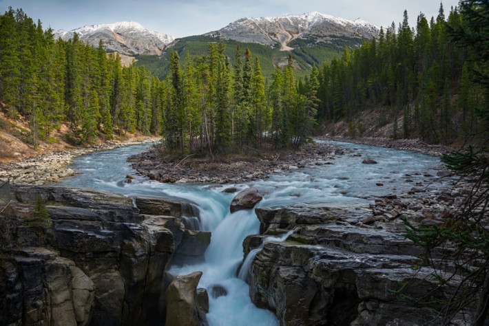 Thác Sunwapta, công viên quốc gia Jasper, Canada Thác Upper cao18 m, gần bãi đậu xe của đại lộ Icefields. Một phần nước của thác được chảy từ sông băng Athabasca dồi dào nước vào mùa xuân và đầu mùa hè khi băng ở sông tan. Nước chảy ào ạt uốn lượn quanh hai bên đảo. Victoria