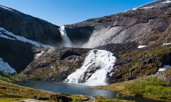Søtefossen, Na Uy Nếu bạn yêu thích cảnh thác nước như tôi thì hãy đến miền đất hứa Na Uy. Nhiều thác nước lớn ở Na Uy phục vụ cho ngành công nghiệp thủy điện của đất nước. Đi bộ xuôi theo dòng sông Kinso, bạn sẽ mãn nhãn với bốn thác nước trước khi lên đến thác Søtefossen của thung lũng Husedalen. Bắt đầu chuyến hành trình đến thác ở Kinsarvik: có một trạm xe buýt trong làng và một bãi đậu xe ở đầu đường mòn cách thung lũng vài km. Con đường mòn cao 666 m.(Michael)