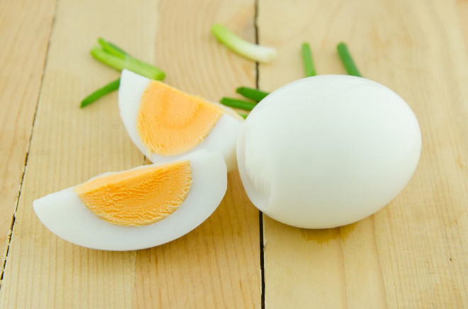 Trứng: Thực phẩm này chứa lượng protein, vitamin D và chất khoáng dồi dào. Tuy nhiên, trứng lại là món ăn rất dễ gây dị ứng cho trẻ, đặc biệt là lòng trắng. Các protein trong lòng trắng trứng có thể làm bé bị dị ứng hoặc dị ứng phát triển trong tương lai. Ngoài ra, bạn không nên cho trẻ ăn trứng sống hoặc trứng chưa chín kỹ. Ảnh: Washingtonpost.