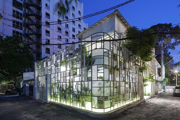 Phần tường rào bằng tôn cũ kí đã được thay thế bằng hệ rào khung thép cùng Polycarbonate trong mờ. Khoảng sân vẫn được giữ lại, không chỉ có tác dụng như một khoảng không gian đệm, đó còn là nơi thư giãn và trò chuyện giữa các thành viên trong gia đình.