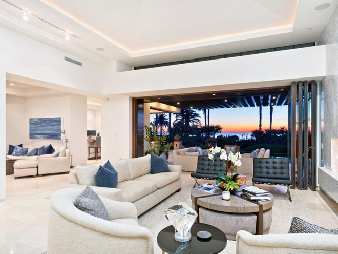 Bên cạnh nhà bếp là một phòng khách sang trọng với đa dạng các bộ sofa cao cấp. Cánh cửa cỡ lớn mở ra hiên nhà giúp việc tận hưởng quang cảnh Thái Bình Dương trở nên dễ dàng.