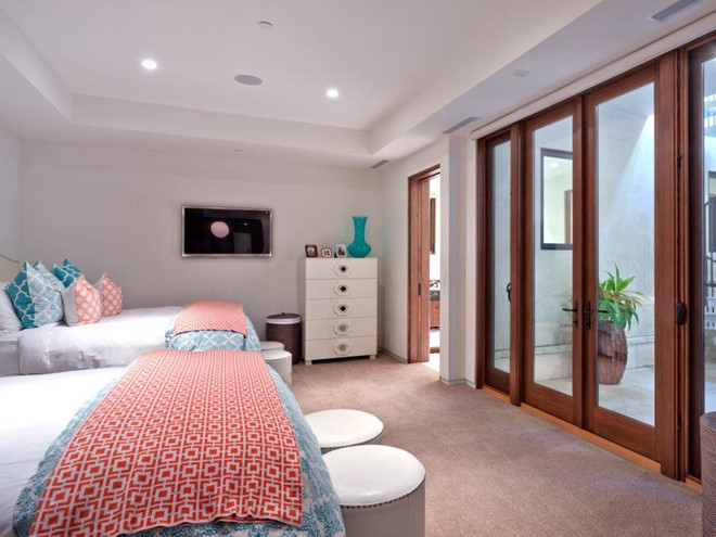 Phòng ngủ rộng rãi dành để đón tiếp khách đến chơi cũng được trang bị đầy đủ các tiện nghi.