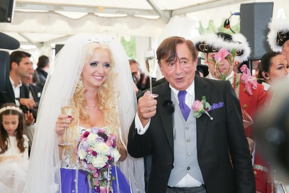 Trước khi đám cưới diễn ra, Richard Lugner thề rằng ông sẽ không bao giờ tái hôn thêm bất cứ lần nào nữa. Tuy nhiên, ông đã bất ngờ làm đám cưới với Cathy Schmitz chỉ sau vài tháng hẹn hò. Ảnh: Zimbio.