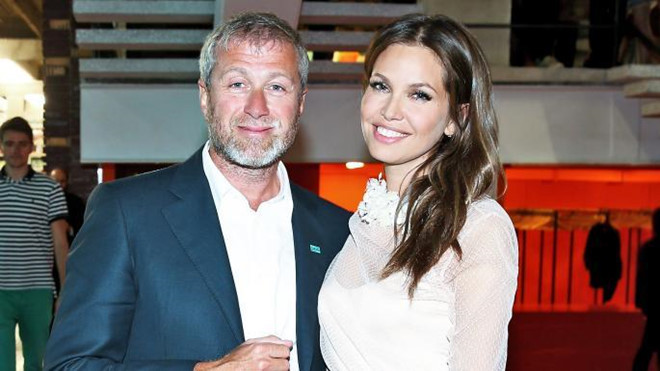 Tỷ phú Nga Roman Abramovich cũng là một trong số những tỷ phú có nhiều vợ trên thế giới. Ông đã trải qua 3 lần cưới vợ và 3 lần bỏ vợ. Ảnh: The Times.