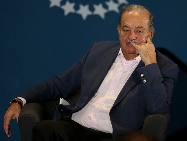 Theo danh sách những người giàu nhất thế giới của Bloomberg, Carlos Slim đứng ở vị trí thứ 8 với tài sản 58,1 tỷ USD, trong khi danh sách của Forbes cho thấy ông đứng ở vị trí thứ 5 với khối tài sản 62,3 tỷ USD. Chiến lược của Slim là mua lại các công ty đang gặp khó khăn và biến chúng thành công ty trị giá hàng tỷ USD rồi bán thu về lợi nhuận.