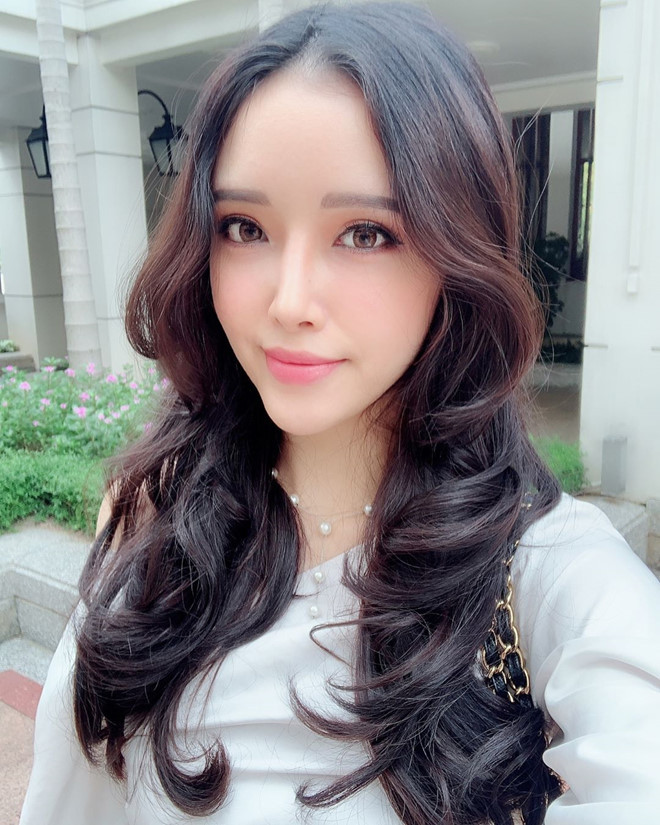 Giống chị gái, Ngọc Phượng sở hữu nhiều đồ hiệu, đặc biệt là túi xách và giày. Cô được nhận xét có phong cách thời trang sành điệu, cập nhật xu hướng. Ngoài ra, 9X còn gây chú ý khi thường đăng ảnh hạnh phúc bên người yêu 5 năm.