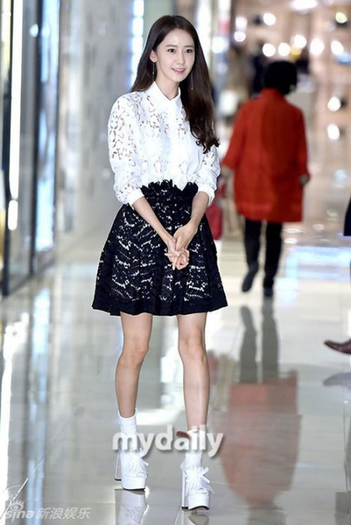 Được dân mạng xứ Hàn ưu ái đặt cho cái tên “visual quốc dân”, ngay từ khi ra mắt Yoona đã có một thân hình mảnh mai. Cô cao 1m68 nhưng chỉ nặng 47kg, thế nên sao Hàn này thường xuyên được gọi tên trong danh sách “những idol có thân hình gầy gò nhất Kpop”.