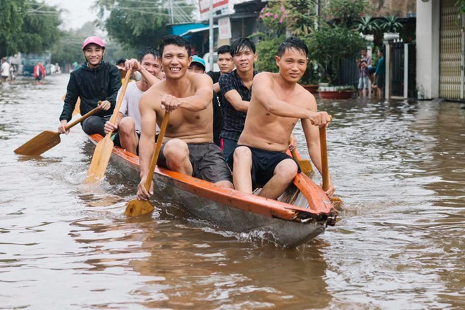 Trong 2 ngày mưa lũ lịch sử tại Phú Quốc, những sinh hoạt thường ngày của người dân bị đảo lộn hoàn toàn giữa trận đại hồng thủy lớn nhất trong vòng 100 năm của đảo ngọc.