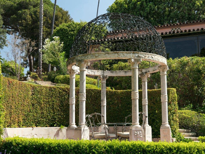 Kiến trúc sư cảnh quan Paul Thiene đã thiết kế cho khu vườn của biệt thự The Beverly House. Ảnh: Coldwell Banker Residential Brokerage.