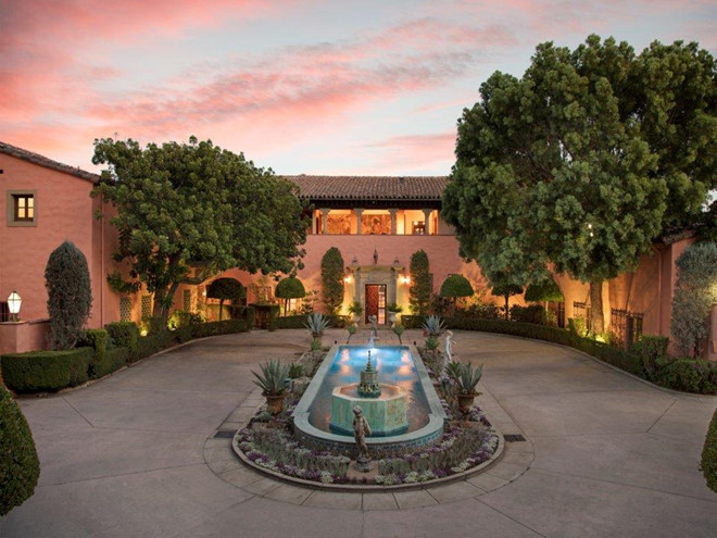 Biệt thự mang phong cách Địa Trung Hải nằm trên mảnh đất rộng hơn 14.000 m2 ở khu Beverly Hills, được rao bán với giá 135 triệu USD vào năm 2018. Năm 2016, nó có giá tới 195 triệu USD. Ảnh: Coldwell Banker Residential Brokerage.