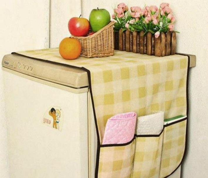 Đặt tấm vải màn lên nóc tủ lạnh: Nhiều gia đình do đức tính cẩn thận sợ bụi bẩn nên nhiều gia đình đã đặt 1 tấm vải màn trùm lên nóc tủ, vậy nhưng ít ai biết điều này cực kỳ nguy hiểm bởi mảnh vải sẽ khiến tủ dễ bị nóng, từ đó tủ sẽ giảm tuổi thọ và tốn điện hơn khiến bạn mất tiền oan
